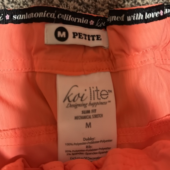 Koi lite Nursing scrub set. Top M slim fit and bottoms M petite. - Picture 4 of 6